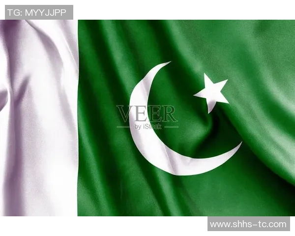 足球明星身披巴基斯坦国旗展现团结精神引发全球关注与讨论 足球明星身披巴基斯坦国旗展现团结精神引发全球关注与讨论