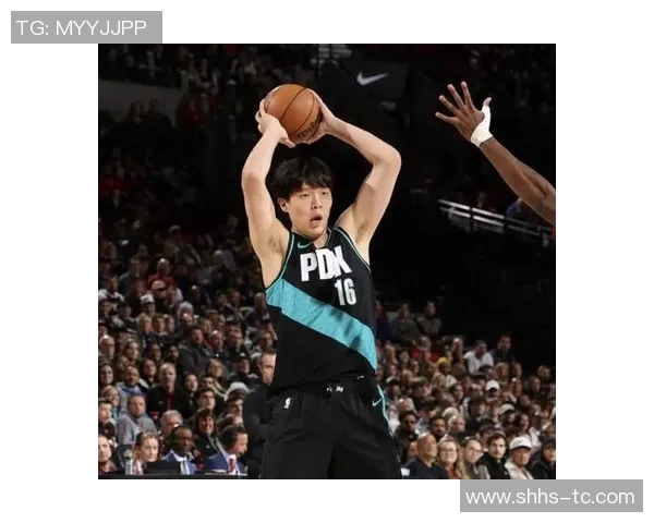 足球明星跨界挑战篮球场展现多才多艺引发球迷热议 足球明星跨界挑战篮球场展现多才多艺引发球迷热议