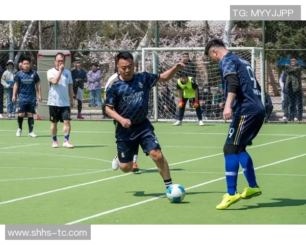 足球明星魅力四射高清图片大赏展现他们的帅气风采与运动激情 足球明星魅力四射高清图片大赏展现他们的帅气风采与运动激情