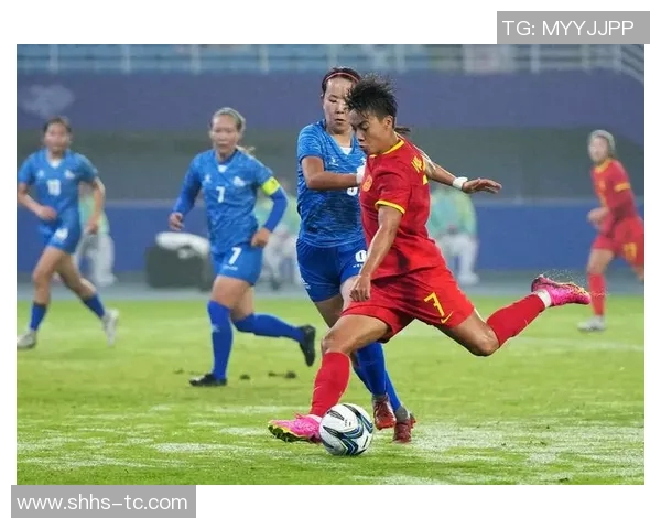 女足与男足精彩瞬间对比云相片展现足球魅力与风采